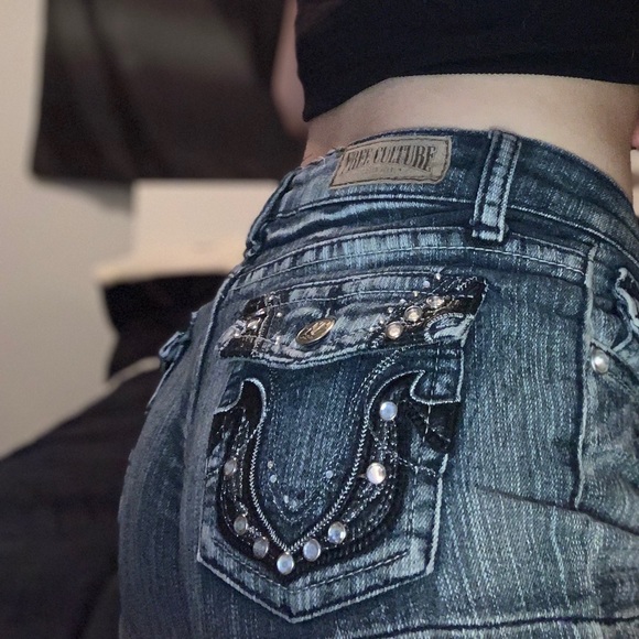 𝙵𝚁𝙴𝙴𝙲𝚄𝙻𝚃𝚄𝚁𝙴 𝚂𝚃𝚄𝙳𝙳𝙴𝙳 𝚂𝙷𝙾𝚁𝚃𝚂 - Picture 2 of 5